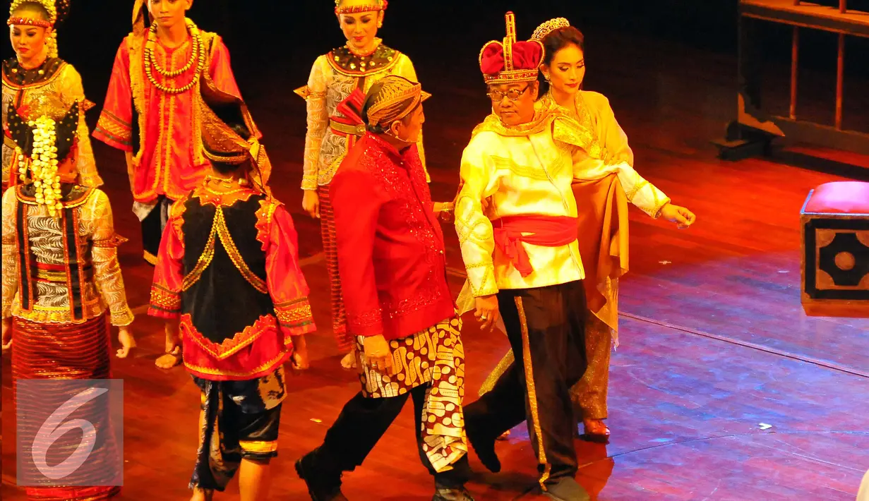 Salah satu adegan dalam pementasan teater Kebangsaan Tripikala di Tim, Cikini, Jakarta, Senin ( 23/1). Teater kebangsan tersebut menceritakan tentang kondisi politik saat ini yang di bawakan dengan sindiran dan humor. (Liputan6.com/Angga Yuniar)