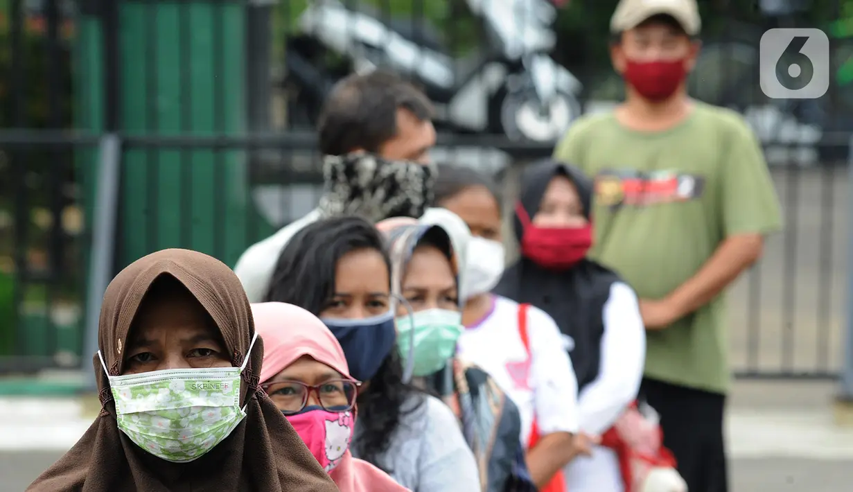 Warga antre menggunakan ATM Pertanian Si Komandan untuk mendapatkan beras gratis di Kodim 0606/Kota Bogor, Jawa Barat, Minggu (26/4/2020). Kementerian Pertanian bersama Bank BNI, dan TNI AD  menempatkan ATM beras gratis di sejumlah Kodim di wilayah Jabodetabek. (merdeka.com/Arie Basuki)