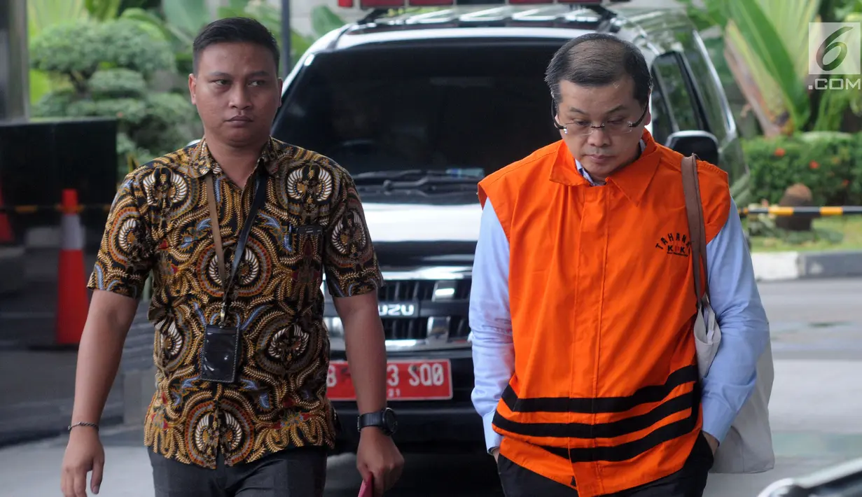 CEO PT Binasawit Abadi Pratama wilayah Kalteng, Willy Agung Adipradhana dikawal petugas akan menjalani pemeriksaan di gedung KPK, Jakarta, Jumat (21/12). Willy diperiksa terkait suap limbah sawit di Danau Sembuluh, Kalteng. (Merdeka.com/Dwi Narwoko)