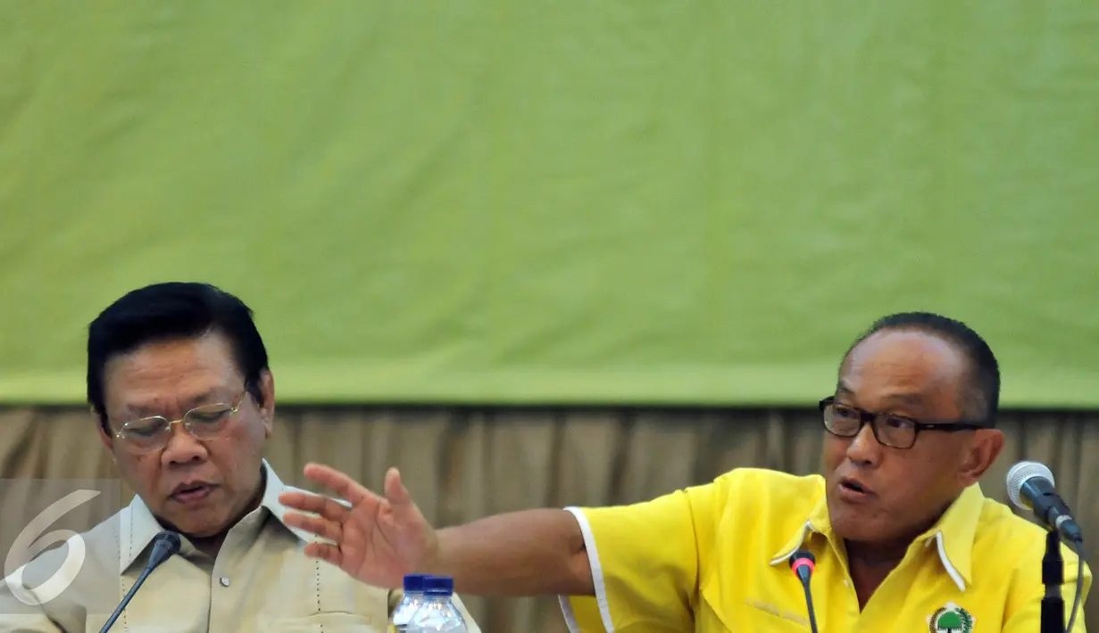Aburizal Bakrie (kanan) bersama Agung Laksono memimpin rapat pengurus pleno di gedung DPP Partai Golkar, Jakarta, Kamis (7/4/2016). Rapat tersebut membahas Munas Partai Golkar yang akan digelar di Bali pada 7 Mei 2016. (Liputan6.com/Johan Tallo)