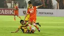 Pemain Persija Jakarta, Raphael Maitimo (kanan) berebut bola dengan para pemain Pemain Mitra Kukar  pada laga grup D piala Jenderal Sudirman di Stadion Manahan, Solo, Sabtu (12/12/2015). (Bola.com/Nicklas Hanoatubun)