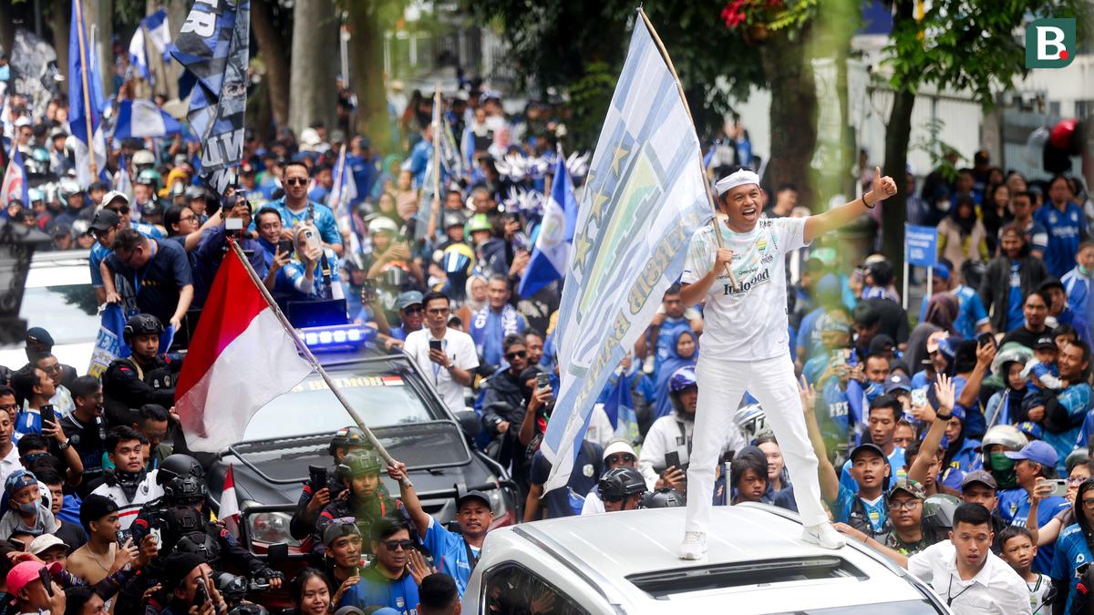 Foto: KDM Larut Dalam Pesta Persib Juara, Lepas Baju Saat Pawai Hingga Gelontorkan Bonus untuk Skuad Maung Bandung