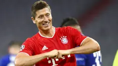 Pemain Bayern Munchen, Robert Lewandowski, melakukan selebrasi usai membobol gawang Chelsea pada laga Liga Champions di Allianz Arena, Sabtu (8/8/2020). Bayern Munchen menang 4-1 atas Chelsea. (AP/Matthias Schrader)