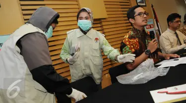 Petugas bersiap menunjukkan barang bukti uang saat konferensi pers di Gedung KPK, Jakarta, Kamis (15/12). Terkait OTT yang menjerat Deputi Bakamla, Eko Susilo Hadi, KPK menyita uang Rp 2 miliar dalam pencahan dolar Singapura. (Liputan6.com/Helmi Afandi)