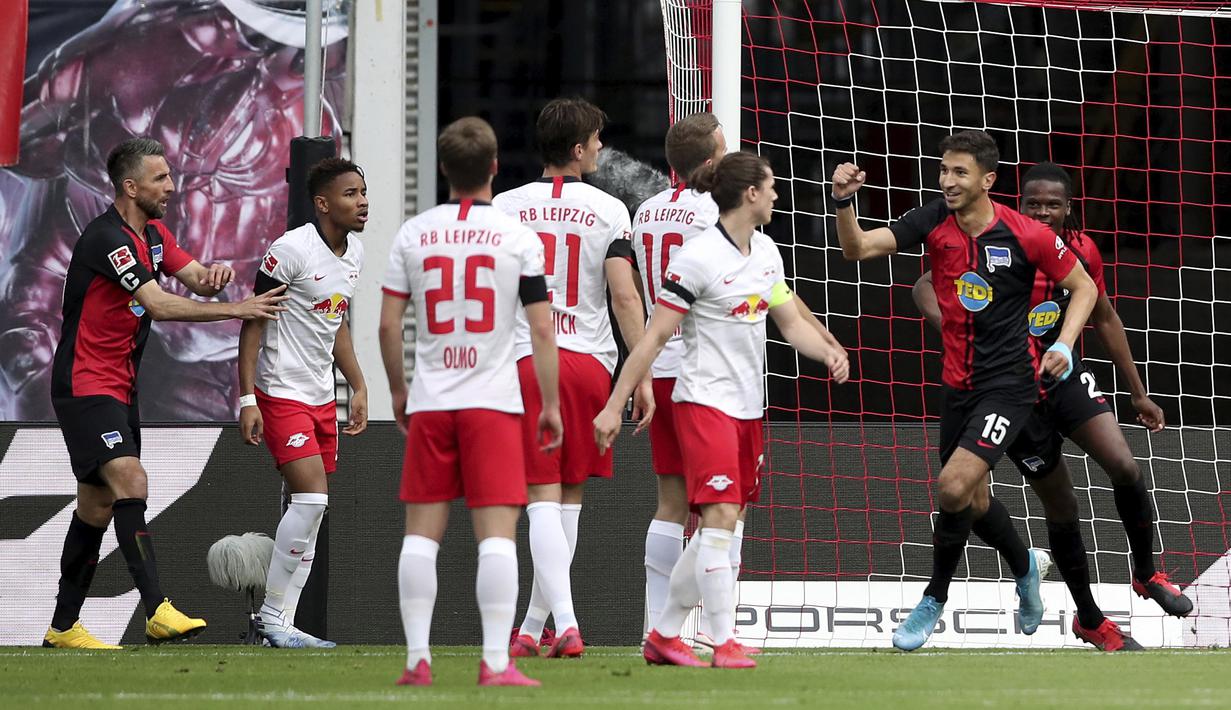 Pemain Hertha Berlin, Marko Grujic, melakukan selebrasi usai membobol gawang RB Leipzig pada laga  Bundesliga di Red Bull Arena, Rabu (27/5/2020). Kedua tim bermain imbang 2-2. (AP/Alexander Hassenstein)