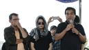 Musisi Indra Lesmana saat memberikan sambutan seusai pemakaman ibunya, Nien Lesmana di TPU Tanah Kusir, Jakarta, Rabu (28/6). (Liputan6.com/Herman Zakharia)