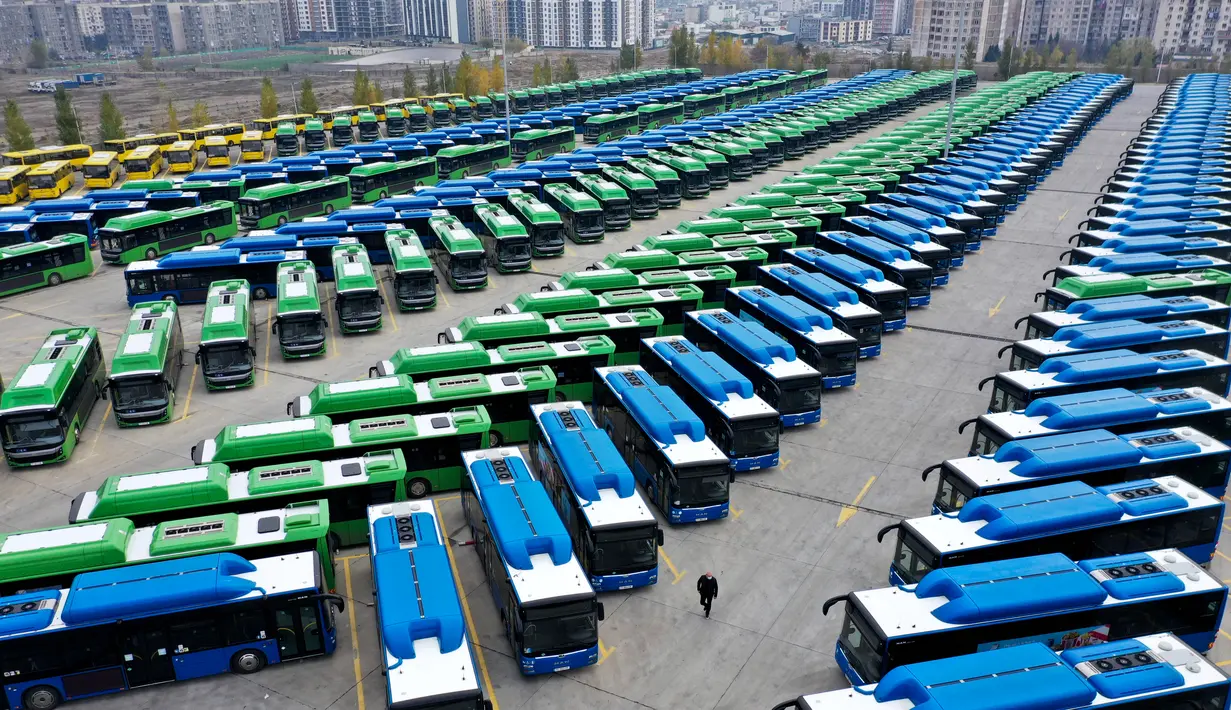 Foto udara bus kota yang terparkir di terminal bus menyusul penangguhan layanan transportasi umum di Tbilisi, Georgia, Minggu (29/11/2020). Georgia memberlakukan pembatasan COVID-19 termasuk jam malam, penutupan toko, restoran, kolam renang dan gym serta pembatasan transportasi. (Vano Shlamov/AFP)