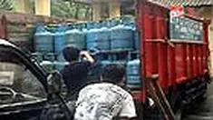 Polres Metro Jakbar menggerebek tempat pengurangan isi tabung elpiji di Petukangan, Jaksel. Pelaku sudah beroperasi lima tahun lalu dan meraup untung hingga Rp 10 miliar.