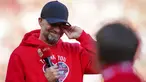 Pelatih Liverpool, Jurgen Klopp, tak kuasa menahan air mata saat seremoni perpisahan setelah laga melawan Wolverhampton Wanderers pada pekan terakhir Liga Inggris di Stadion Anfield, Minggu (19/05/2024). (AP Photo/Jon Super)