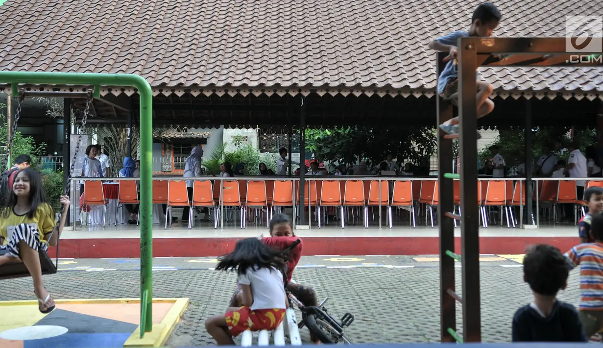 Anak-anak bermain saat pelayanan Bina Kependudukan di Rusun Petamburan, Jakarta, Rabu (26/6/2019). Operasi Biduk Dinas Dukcapil Jakarta Pusat dari 14-24 Juni 2019 mencatat 3.491 jiwa merupakan pendatang baru dari luar Jakarta pasca Idul Fitri 1440 H. (merdeka.com/Iqbal S. Nugroho)