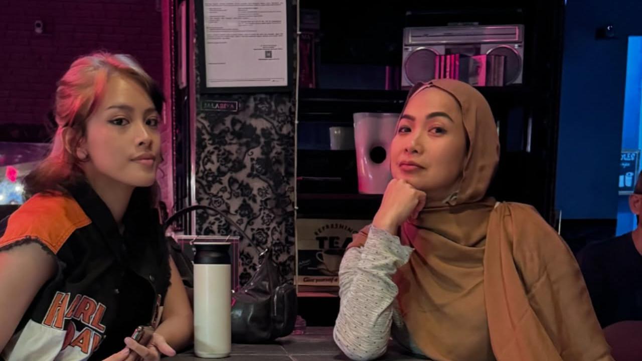 Dukung Sang Putri Jadi Penyanyi, Potret Feni Rose Saksikan Anaknya Manggung di Kafe - Hubungan Ibu & Anak Bak Bestie