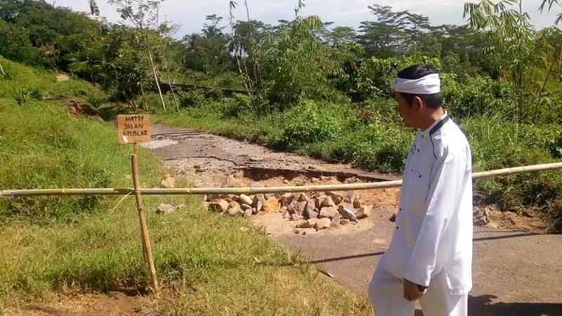 Jalan Ambles di Dekat Rel Kereta, Dedi Minta Warga Waspada