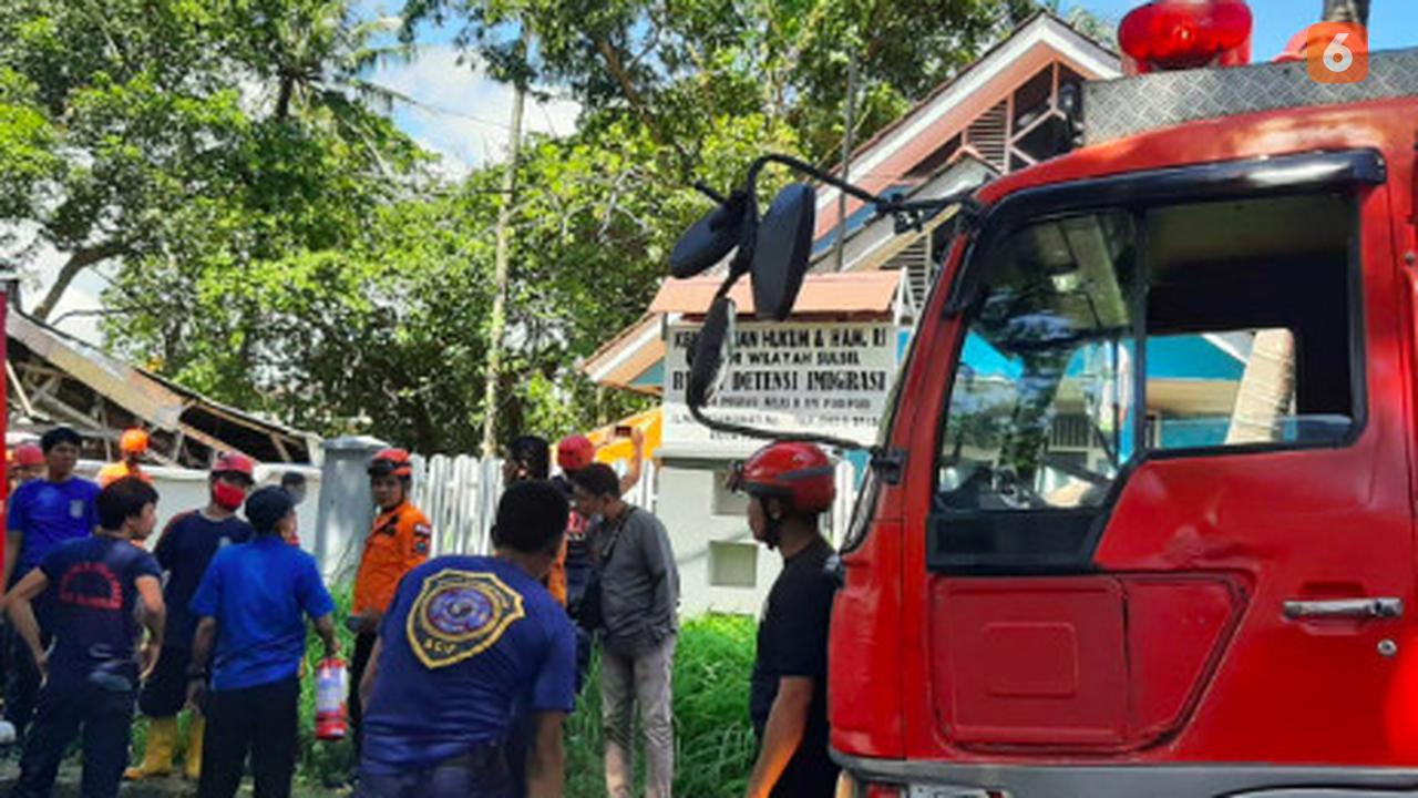 Pemadam kebakaran usai memadamkan api di etensi Imigrasi Kantor Imigrasi Kelas II TPI Parepare (Fauzan/Liputan6.com)