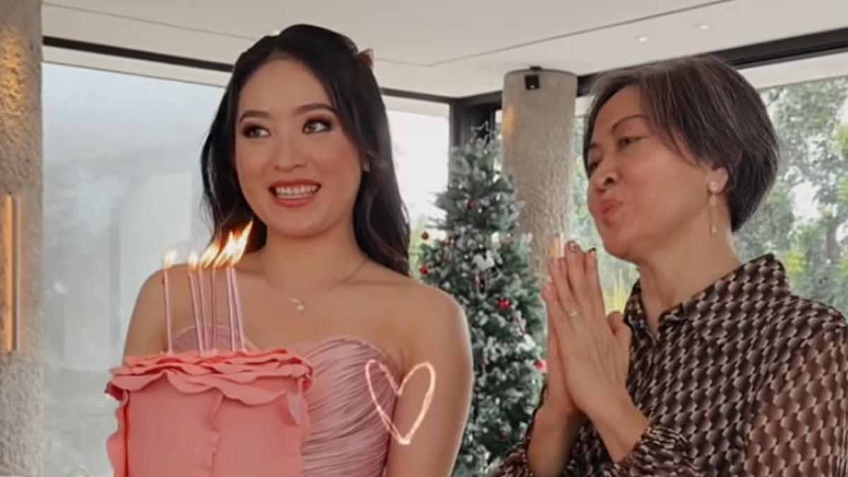 6 Potret Perayaan Ulang Tahun ke-27 Natasha Wilona Tampil Bak Baby Doll Dibalut Mini Dress Pink