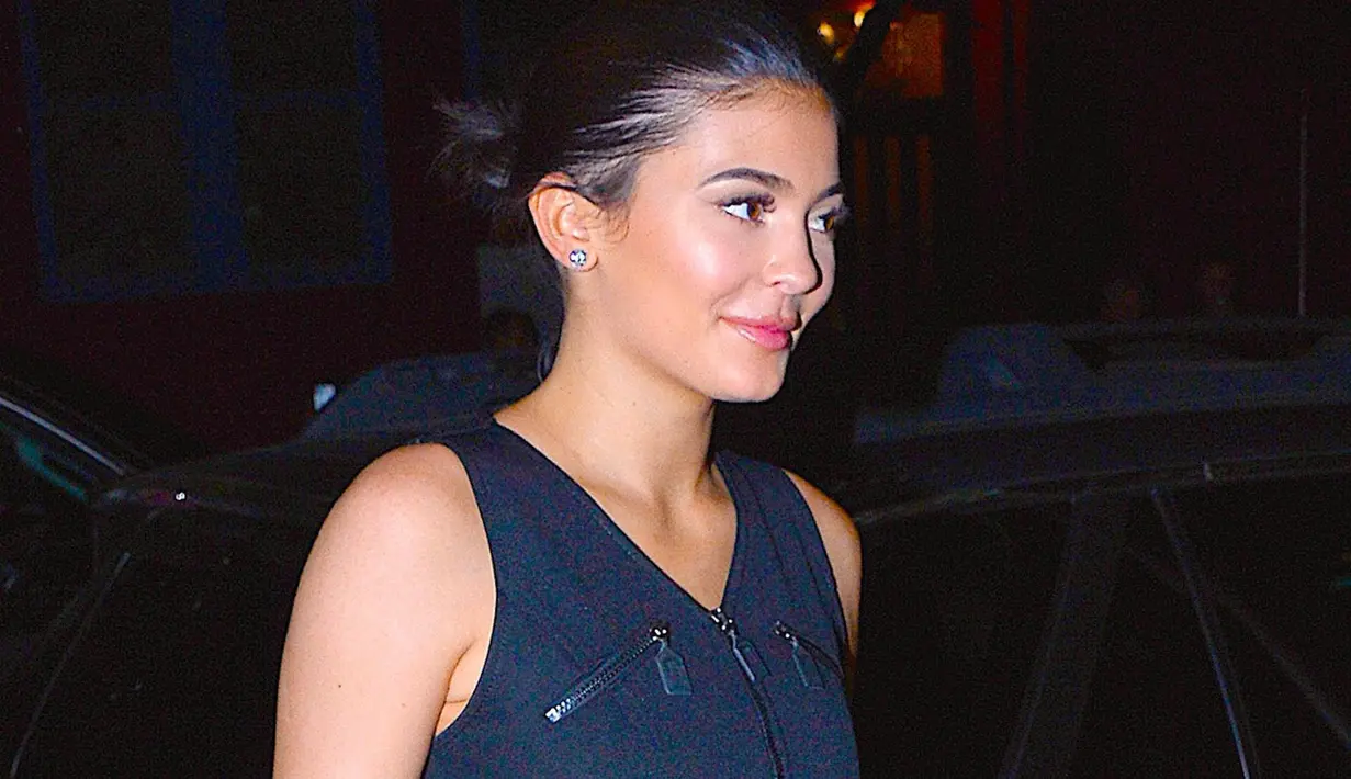 Kylie Jenner semakin hari semakin terlihat natural usai melepas filler bibirnya. (Harper's Bazaar)