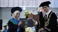 Kun Rohmatan Nazilah, meraih prestasi sebagai salah satu mahasiswa bidikmisi terbaik dalam gelaran Wisuda ke-120 Institut Teknologi Sepuluh Nopember (ITS). (Foto: Liputan6.com/Dian Kurniawan)