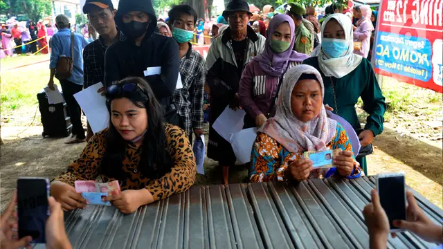 Antrean Warga Ciseeng Bogor untuk Dapatkan BLT