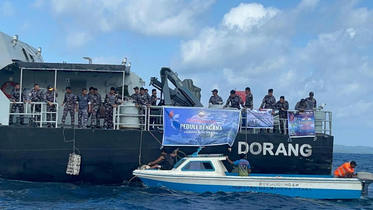 Respons Cepat TNI AL, KRI Dorang-874 Salurkan Bantuan Kemanusiaan di Halmahera Barat