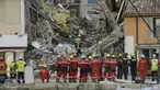 Petugas pemadam kebakaran mencari korban dari puing-puing bangunan yang runtuh di Sanary-sur-Mer, Prancis, 7 Desember 2021. Satu orang tewas dan dua lainnya masih dinyatakan hilang setelah gedung apartemen tiga lantai runtuh akibat ledakan gas. (NICOLAS TUCAT/AFP)