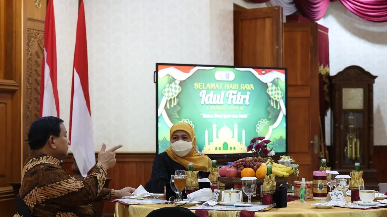 Ketua Umum Partai Gerindra Prabowo Subianto bersilaturahmi dengan Gubernur Jawa Timur Khofifah Indar Parawansa.