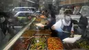 Pekerja yang memakai masker menyiapkan kotak makan siang untuk pesanan take away di sebuah restoran di Hong Kong, Jumat (4/3/2022). Pemimpin Hong Kong awal pekan ini mengatakan mobilitas orang mungkin dibatasi selama tes covid-19 massal wajib ketika kasus harian mencapai rekor. (AP Photo/Kin Cheung)