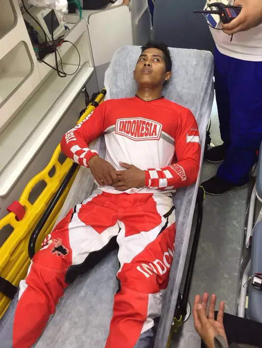 Kondisi Toni Syarifudin saat mengalami cedera setelah terjatuh saat berlomba pada perempat final balap sepeda BMX Olimpiade 2016 di Rio de Janeiro, (18/8). (Foto/Carlos Pardede)