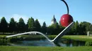 Minneapolis Sculpture Garden adalah taman terbesar di negara ini air mancur berbentuk sendok dan cherry yang unik didesain oleh pasangan suami istri Claes Oldenburg dan Coosje van Bruggen yang terkenal dengan arsitektur uniknya. (oddstuffmagazine.com)