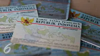 Sejumlah kartu tanda penduduk (KTP) regular diperlihatkan di Jakarta, Rabu (21/10). Kepala Disdukcapil DKI Jakarta, Edison Sianturi mengatakan, proses perekaman E-KTP di Jakarta dilaksanakan paling lambat 31 Desember 2015. (Liputan6.com/Immanuel Antonius)