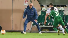 Pelatih Tottenham Hotspur, Jose Mourinho bereaksi saat menyaksikan pemainnya bertanding melawan Ludogorets Razgrad pada pertandingan grup J Liga Europa di Stadion Huvepharma Arena, Razgrad, Bulgaria (5/11/2020). Tottenham menang 3-1 atas Ludogorets Razgrad. (AFP/Nikolay Doychinov)