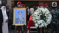 Prajurit TNI bersiap jelang upacara persemayaman mantan KSAD Jenderal TNI (Purn) Pramono Edhie Wibowo di kawasan Puri Cikeas, Kab Bogor, Jabar, Minggu (14/6/2020). Pramono Edhie Wibowo wafat di usia 65 tahun dan akan dimakamkan secara militer di TMPN Kalibata. (Liputan6.com/Helmi Fithriansyah)