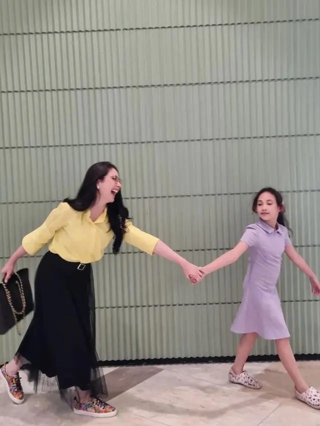 Potret Kedekatan Arumi Bachsin dengan Anak Perempuannya