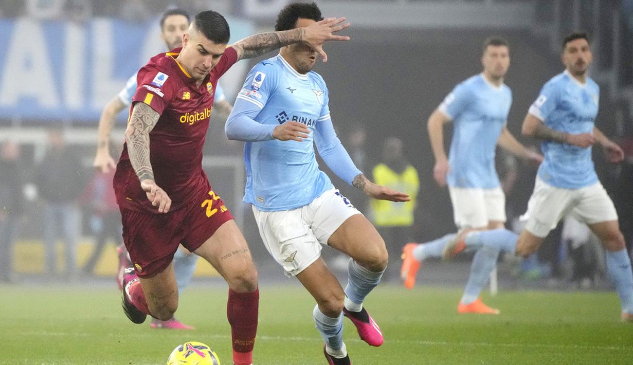 Pemain Lazio, Felipe Anderson, diadang pemain AS Roma, Gianluca Mancini, pada laga pekan ke-27 Serie A 2022/2023 di Stadion Olimpico, Senin (20/03/2023). Lazio menang dengan skor 1-0. (AP Photo/Gregorio Borgia)