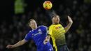 Bek Chelsea, John Terry, duel udara dengan striker Watford, Troy Deeney, pada laga Liga Premier Inggris. Akibat hasil imbang itu The Blues tertahan di peringkat ke-13. (Reuters/Stefan Wermuth)