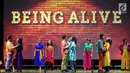 Pemain menghibur penonton pada pertunjukan broadway bertajuk What I Did For Love di Soehanna Hall, Jakarta Selasa (27/8/2019). Untuk pertama kalinya 13 peserta terpilih Indonesia Menuju Broadway yang telah tampil di teater broadway New York menghibut penonton di Jakarta. (Liputan6.com/Fery Pradolo)