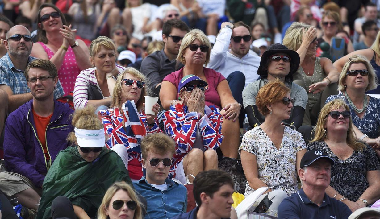 Fans Andy Murray dan juga Britania Raya tengah serius menyaksikan laga final tunggal putra  Wimbledon Championships 2016 di The All England Lawn Tennis Club,  Wimbledon, London, (10/7/2016).  (REUTERS/Toby Melville)