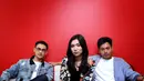 Isyana mengaku, bahwa proses pembuatan single tersebut terbilang seru. Berawal dari dua penyanyi, Afgan dan Rendy yang sedang mentok dalam mencari ide. (Daniel Kampua/Bintang.com)
