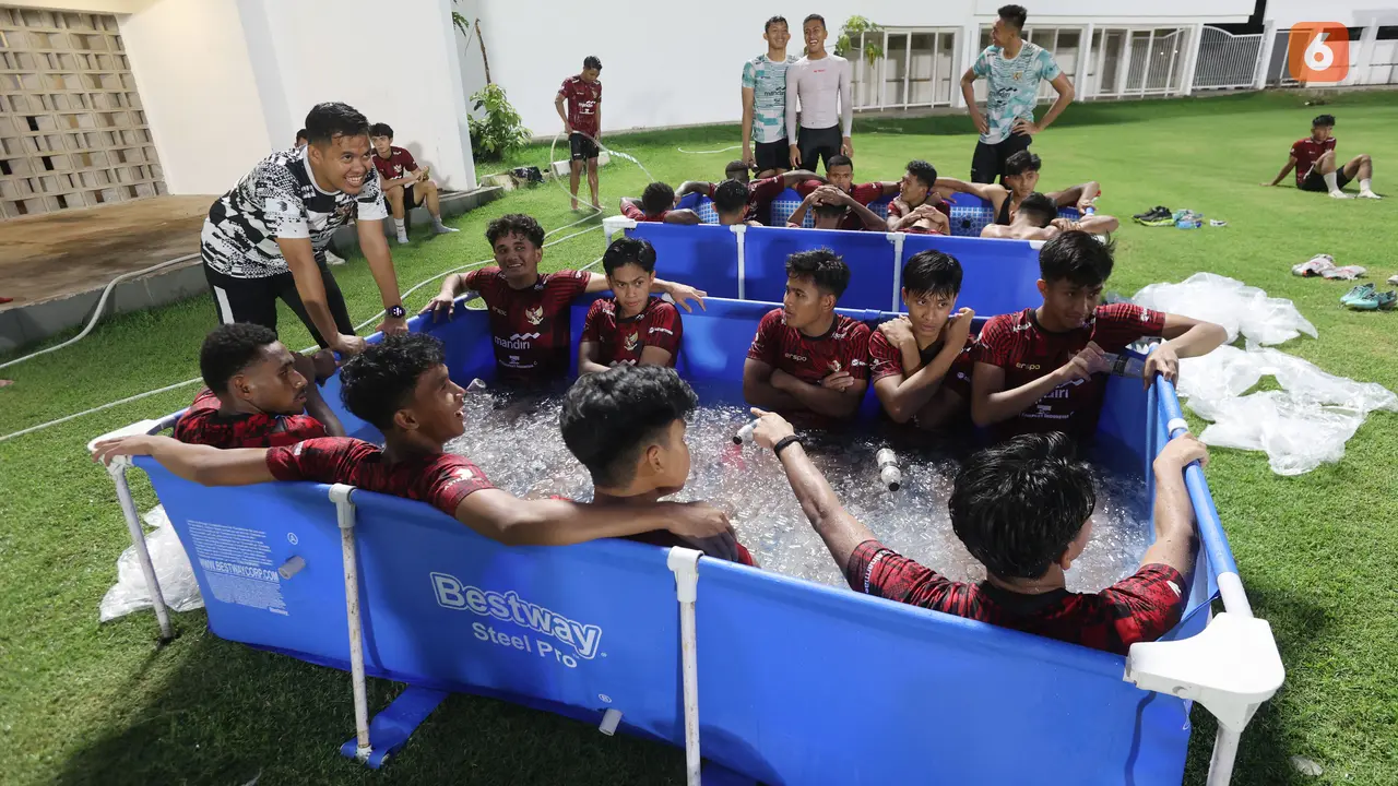 Foto: Melihat Reaksi Pemain Timnas Indonesia U-19 saat Berendam di Kolam Es