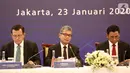 Direktur Utama BRI Sunarso (tengah) memberi keterangan pers pada paparan Kinerja Keuangan Triwulan IV tahun 2019, Jakarta, Kamis (23/1/2020). Hingga akhir tahun 2019, tercatat BRI memiliki 422 ribu agen dengan transaksi mencapai 521 juta kali transaksi finansial. (Liputan6.com/Fery Pradolo)