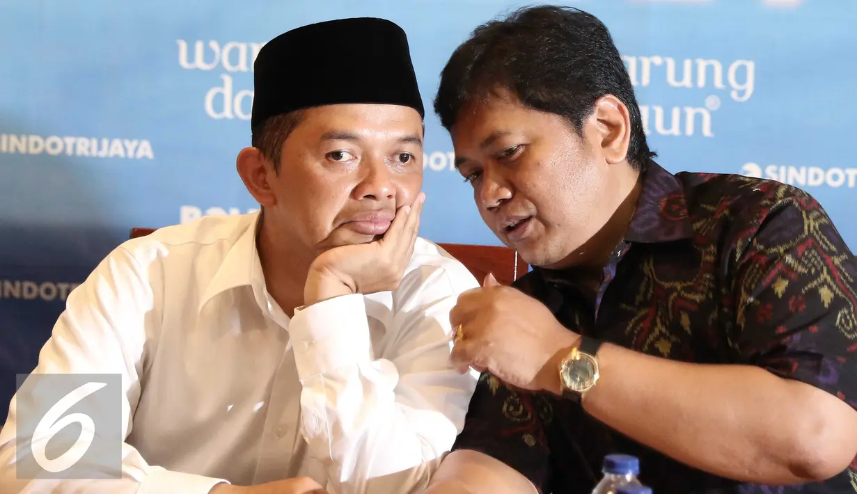 Maman Imanulhaq berbincang  dengan Ketua Bapilu DPP PAN Viva Yoga Mauladi saat diskusi polemik bertema 'Buruk Kinerja Kabinet Terbelah' di Jakarta, Sabtu (9/1). Diskusi membahas mengenai wacana reshuffle kabinet jilid II. (Liputan6.com/Angga Yuniar)
