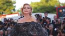 Florence Pugh dalam premier Don't Worry Darling di Festival Film Venesia 2022. (Foto: Vianney Le Caer/Invision/AP)