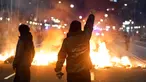 Demonstran bentrok dengan polisi saat memprotes penangkapan rapper Pablo Hasel di Barcelona, Spanyol, Selasa (16/2/2021). Aksi protes meletus di Spanyol setelah polisi menangkap Pablo Hasel yang menolak hukuman penjara karena menghina kerajaan dan memuji terorisme. (AP Photo/Emilio Morenatti)