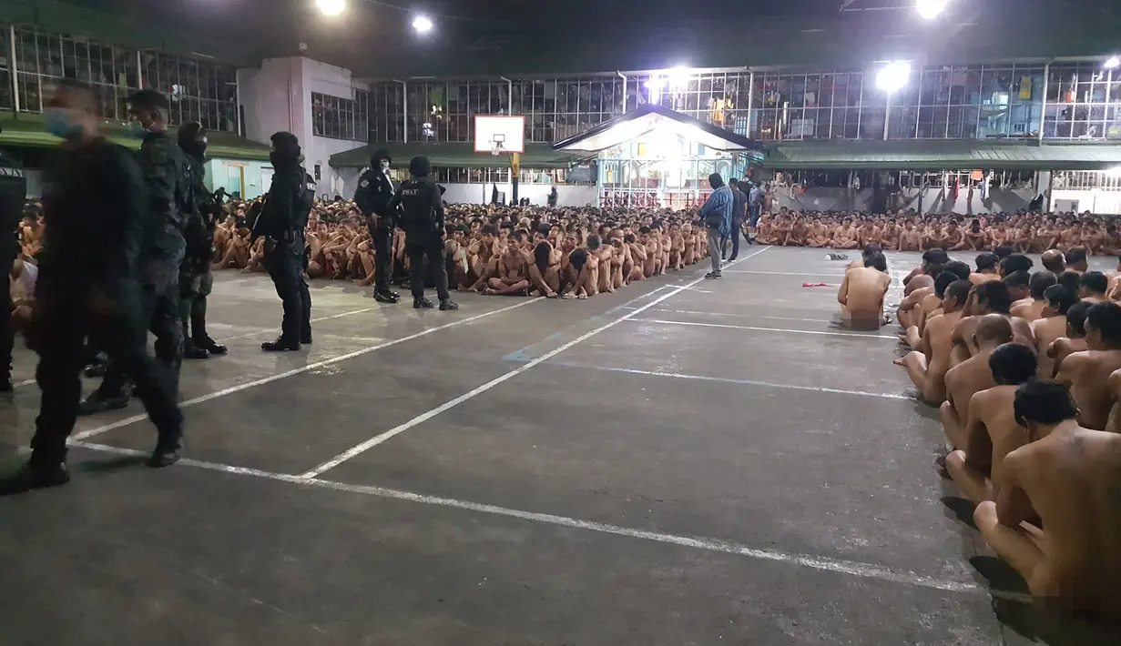 Foto yang dirilis Kamis (2/3) menunjukkan ratusan tahanan di sebuah penjara Filipina duduk dalam keadaan telanjang saat polisi melakukan penggerebekan di penjara untuk mencari barang-barang terlarang. (MERLIE DACUNOS/CEBU PROVINCIAL POLICE OFFICE/AFP)