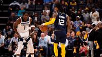 Pemain Grizzlies Ja Morant (no 12) dijaga Anthony Edwards dari Timberwolves pada play-off NBA (AFP)