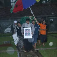 Sutan Bhatoegana, seorang politisi Indonesia meninggal di usia 59 tahun pada Sabtu (19/11) pukul 08.00 WIB. Pemakaman pun dilangsungkan pada sore harinya diiringi dengan hujan deras, petir dan angin kencang. (Bambang E. Ros/Bintang.com)