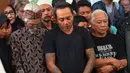 "Dia (Yon Koeswoyo) maunya kumpul. Sewaktu dia hidup dia nggak mau kalau dikubur jauh dari keluarganya. Kalau di Tanah Kusir kan ada temannya, ada keluarganya," ujar David Koeswoyo usai pemakaman Sabtu (6/1/2018). (Daniel Kampua/Bintang.com)
