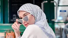 Delia Septianti sendiri mulai dikenal lewat grup musik Ecoutez! pada 2005 silam. Kini sudah bubar, transformasi Delia Septianti yang kini makin rajin berhijab sukses mencuri perhatian. (Liputan6.com/IG/@deliaseptianti).