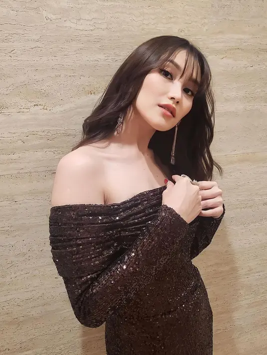 Ayu Ting Ting terlihat cantik dengan makeup cantik bak eonnie di k-drama. Ia tampil dengan nuansa makeup merah muda yang hangat dan membaur pas di wajahnya. [Foto: Instagram/ayutingting92]