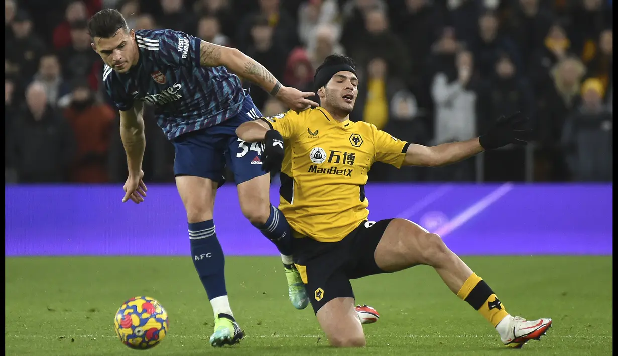 Setelah gol tercipta, tensi pertandingan meninggi hingga membuat pemain dari kedua tim berulang kali melakukan pelanggaran. Wasit sampai mengeluarkan tiga kartu kuning untuk Thomas Partey, Granit Xhaka (kiri). dan Romain Saiss. (AP/Rui Vieira)