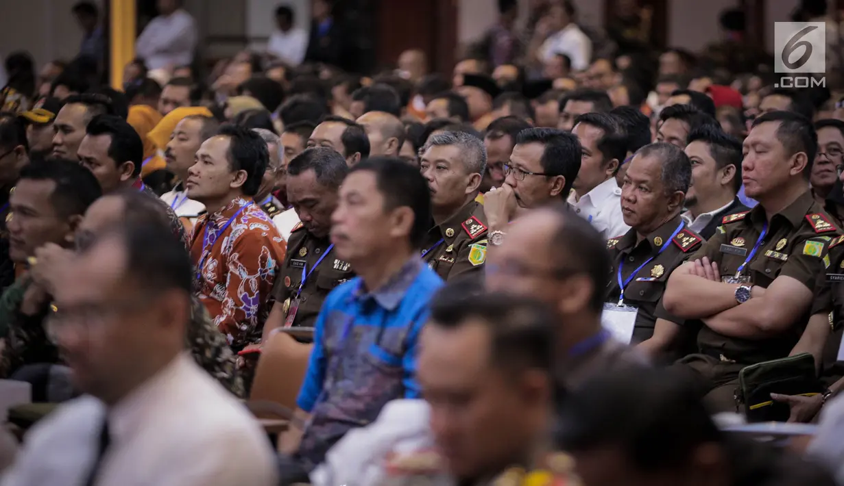 Sejumlah pekerja saat mendengarkan arahan Menko Polhukam Wiranto dalam Rakornas Bidang Kewaspadaan Nasional di Jakarta, Rabu (27/3). Rakornas tersebut berlangsung dalam rangka pemantapan penyelenggaraan Pemilu 2019. (Liputan6.com/Faizal Fanani)