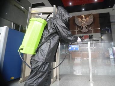 Petugas menyemprotkan cairan disinfektan di lobby Gedung KPK, Jakarta, Jumat (5/6/2020). Langkah tersebut sebagai upaya preventif pencegahan penularan virus corona COVID-19 jelang new normal di tengah pandemi. (merdeka.com/Dwi Narwoko)